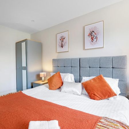Crown Place 2 & 3 Bedroom Luxury Apts With Parking In Shepperton By 360Stays Exterior foto