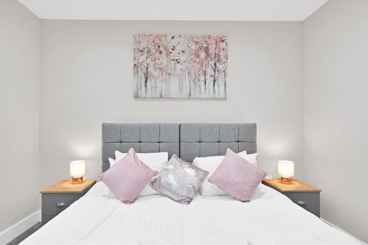 Crown Place 2 & 3 Bedroom Luxury Apts With Parking In Shepperton By 360Stays Exterior foto