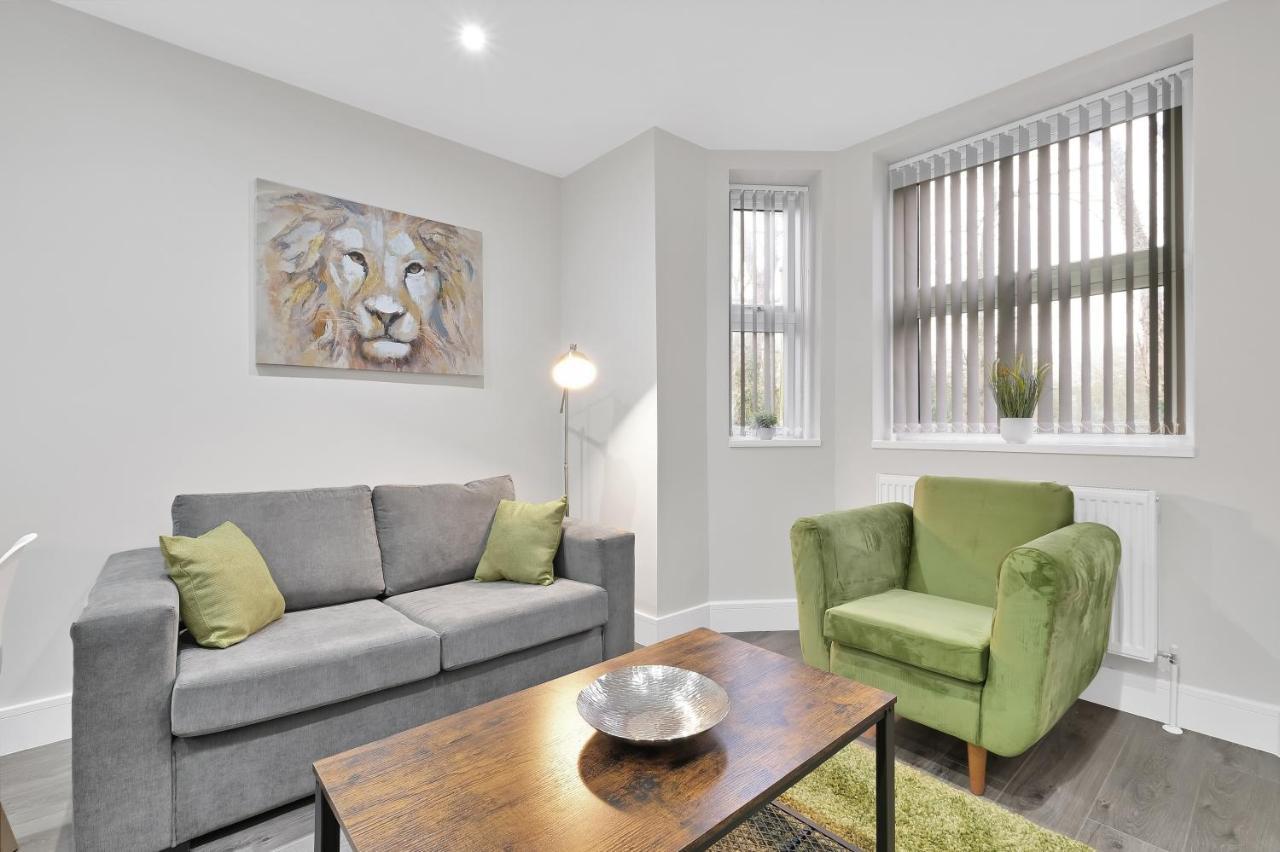 Crown Place 2 & 3 Bedroom Luxury Apts With Parking In Shepperton By 360Stays Exterior foto