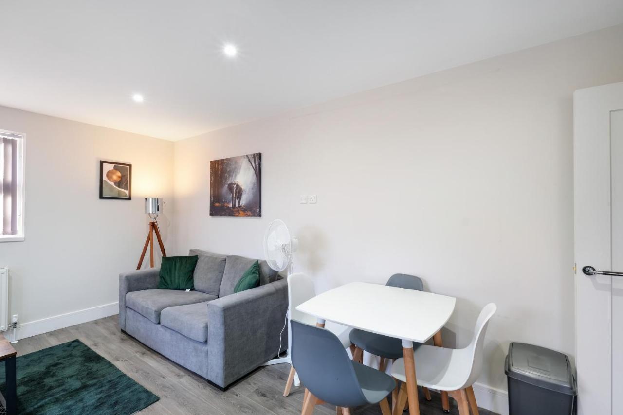 Crown Place 2 & 3 Bedroom Luxury Apts With Parking In Shepperton By 360Stays Exterior foto
