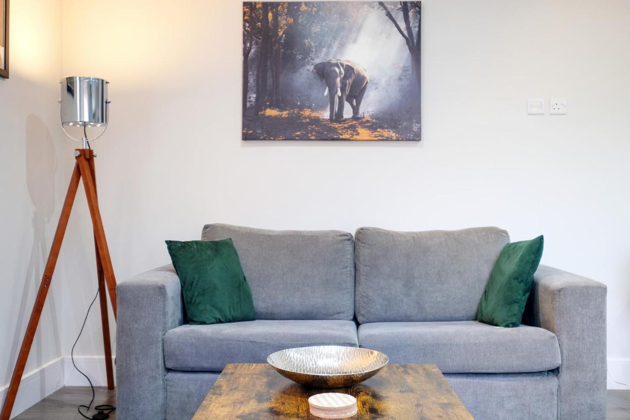 Crown Place 2 & 3 Bedroom Luxury Apts With Parking In Shepperton By 360Stays Exterior foto