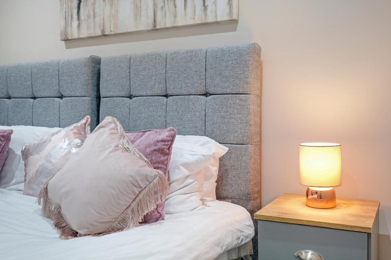 Crown Place 2 & 3 Bedroom Luxury Apts With Parking In Shepperton By 360Stays Exterior foto