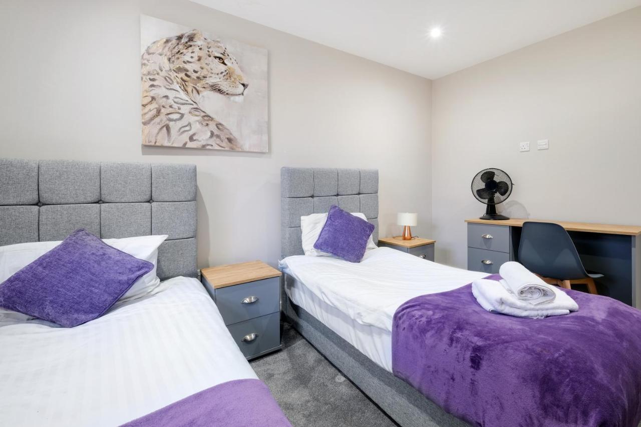 Crown Place 2 & 3 Bedroom Luxury Apts With Parking In Shepperton By 360Stays Exterior foto